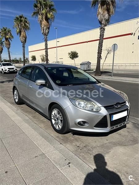 Usado Ford Focus Trend 115 CV (84 kW) 2013 Gris / plata Berlina