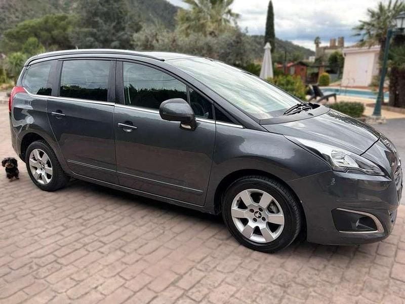Usado Peugeot 5008 Active 114 CV (83 kW) 2014 Gris Monovolumen
