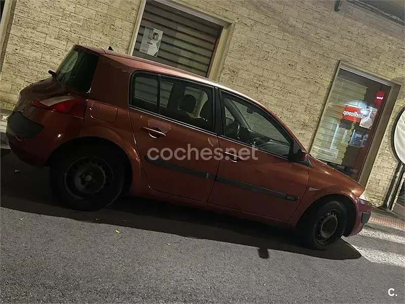 Usado Renault Mégane II Dynamique 80 CV (58 kW) 2003 Rojo Berlina