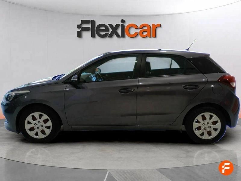 Usado Hyundai i20 75 CV (55 kW) 2015 Gris Berlina