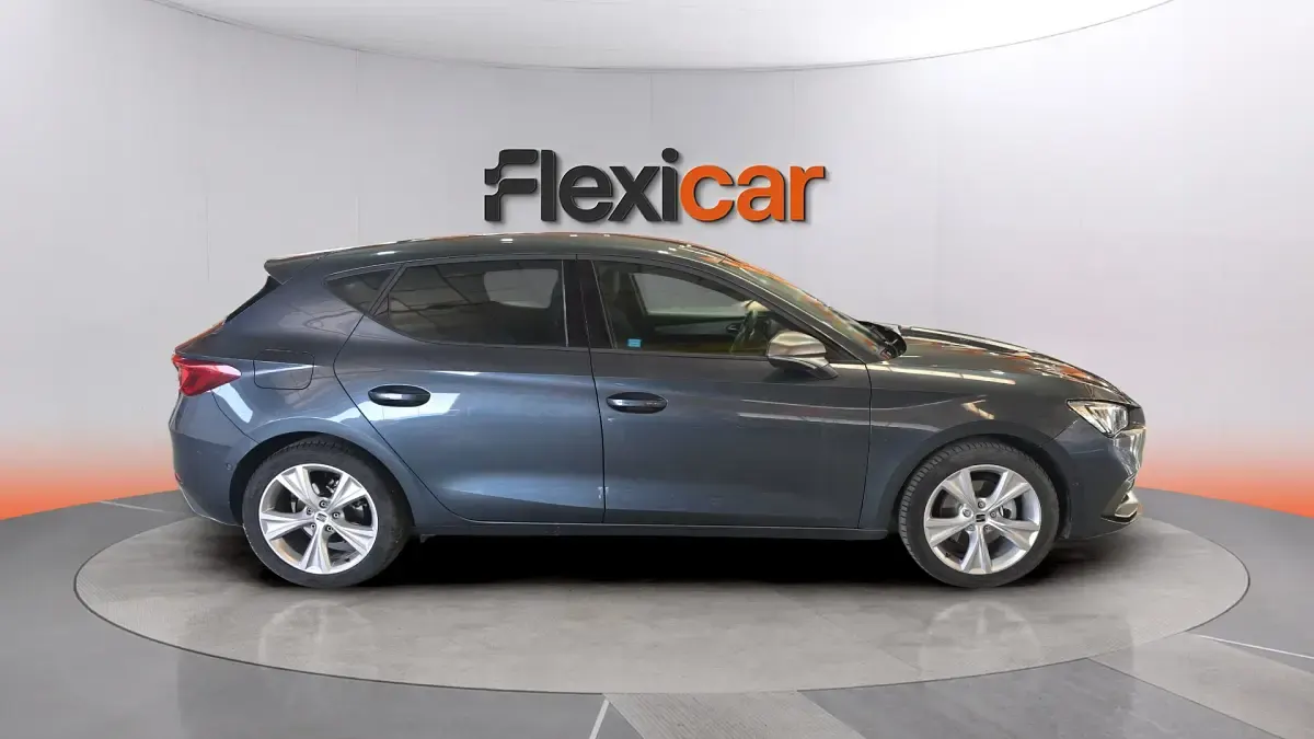 Usado Seat Leon FR 116 CV (85 kW) 2025 Gris Familiar