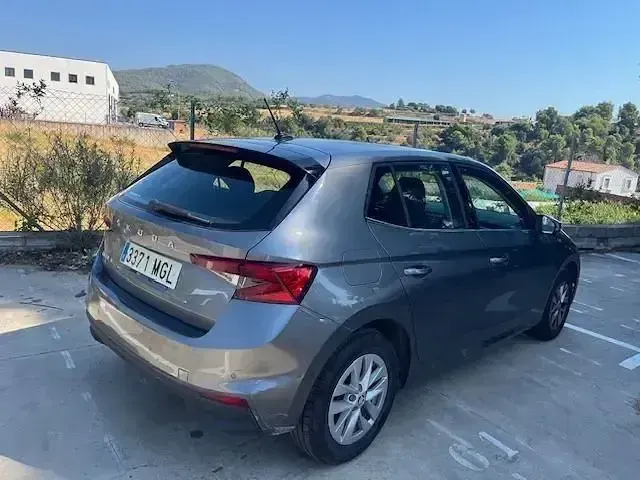 Usado Skoda Fabia Ambition 80 CV (58 kW) 2023 Gris Utilitario