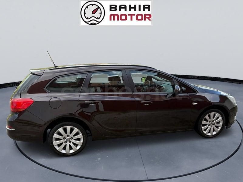 Usado Opel Astra Excellence 110 CV (80 kW) 2014 Violeta / lila Familiar