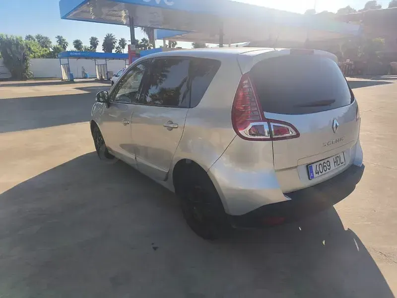 Usado Renault Scénic Dynamique 110 CV (80 kW) 2011 Gris / plata Monovolumen