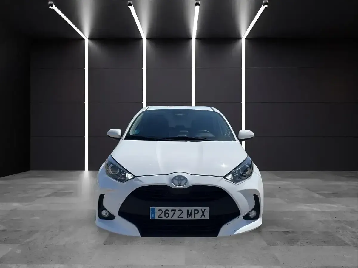 Usado Toyota Yaris Business Edition 115 CV (84 kW) 2024 Blanco Utilitario