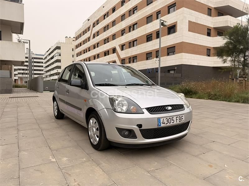 Gris / plata Usado 2006 Ford Fiesta Berlina | 2500 € - Imagen 1/4