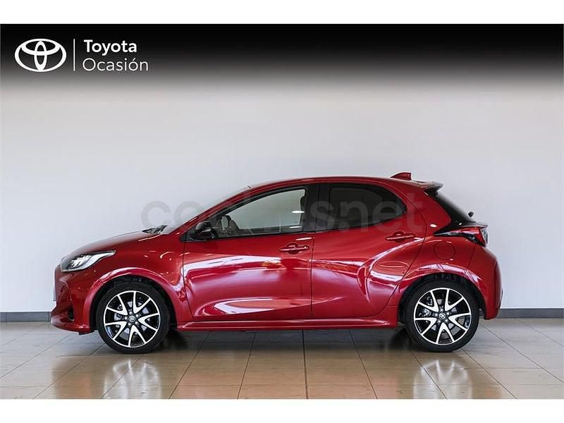 Usado Toyota Yaris Hybrid Plus 116 CV (85 kW) 2022 Rojo Berlina