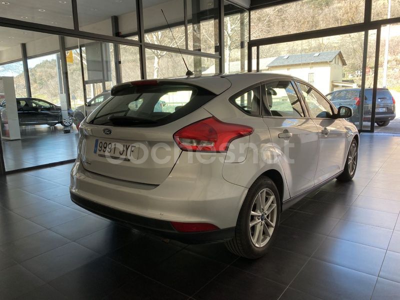 Begagnad Ford Focus Trend 125 HK (91 kW) 2017 Grå Sedan