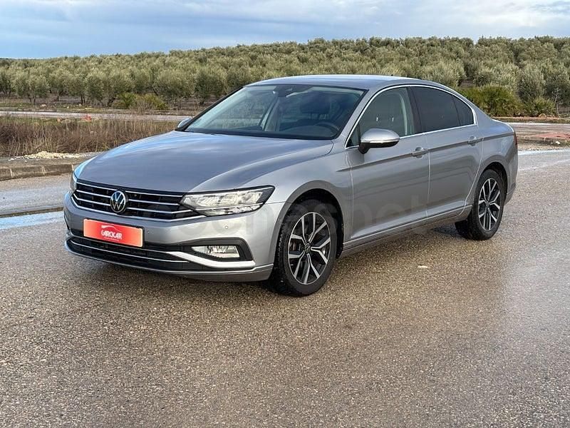 Gris / plata Usado 2021 VW Passat Berlina | 21.990 € (Caro) - Imagen 1/4