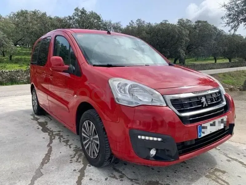 Usado Peugeot Partner Tepee Active 100 CV (73 kW) 2016 Rojo Monovolumen
