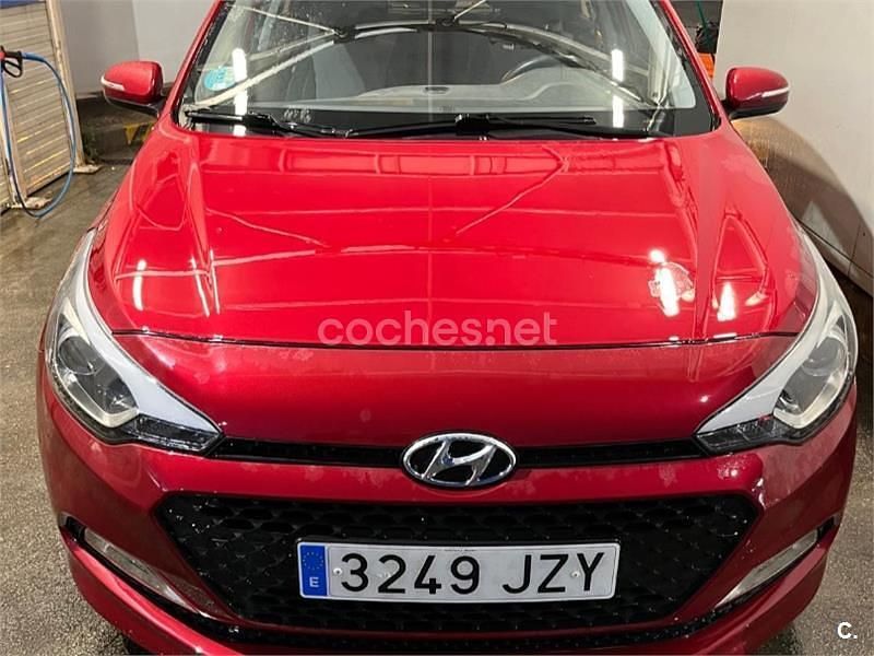 Rojo Usado 2017 Hyundai i20 Berlina | 8990 € (Precio justo) - Imagen 1/4