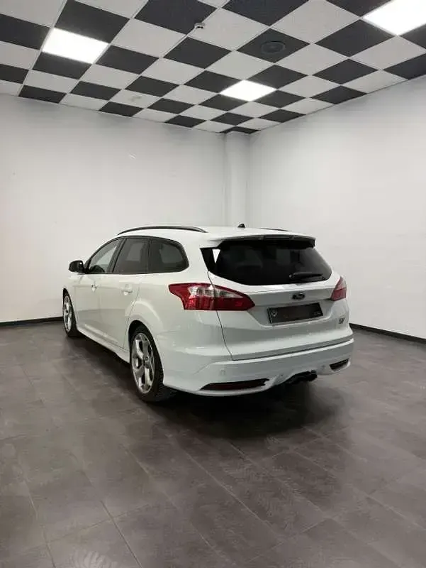 Usado Ford Focus ST 250 CV (183 kW) 2013 Blanco Familiar