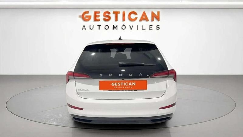 Usado Skoda Scala Ambition 110 CV (80 kW) 2022 Blanco Utilitario