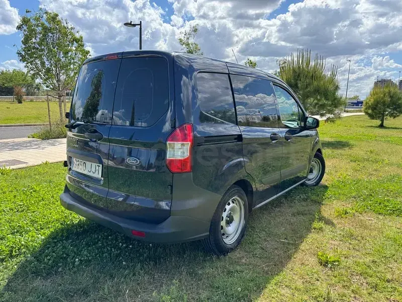 Usado Ford Tourneo Courier Trend 75 CV (55 kW) 2015 Azul Monovolumen
