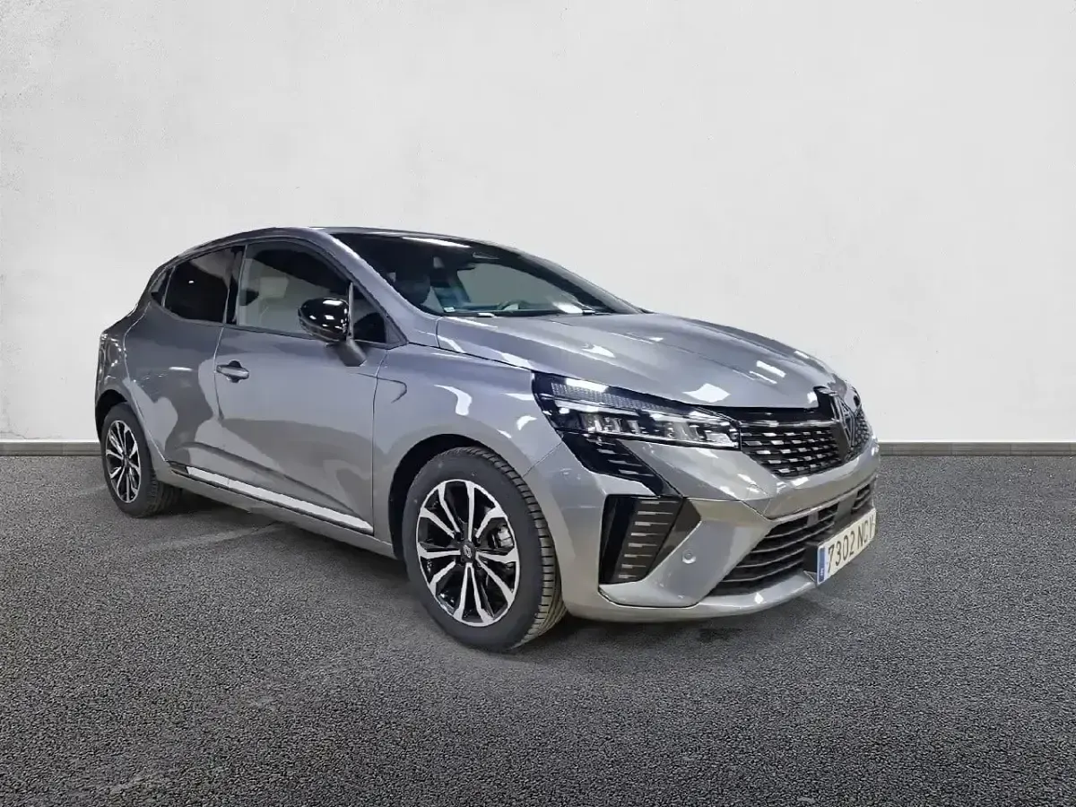 Usado Renault Clio Techno 90 CV (66 kW) 2025 Gris Utilitario