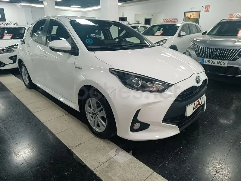 Usado Toyota Yaris Hybrid Style 116 CV (85 kW) 2021 Blanco Berlina