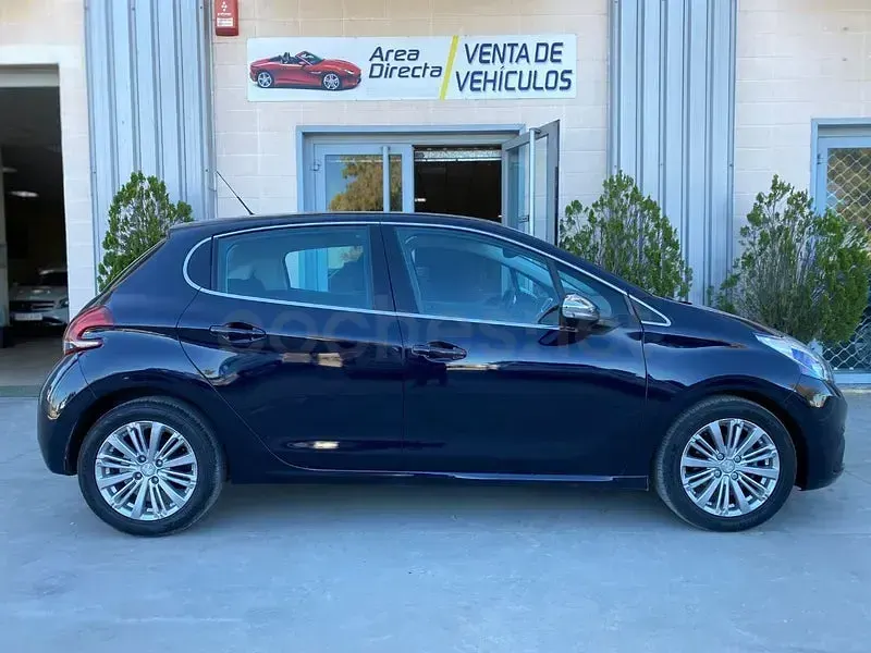 Usado Peugeot 208 Allure 82 CV (60 kW) 2017 Negro Utilitario