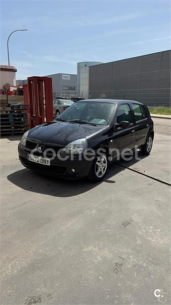 Begagnad Renault Clio II 65 HK (47 kW) 2005 Svart Sedan