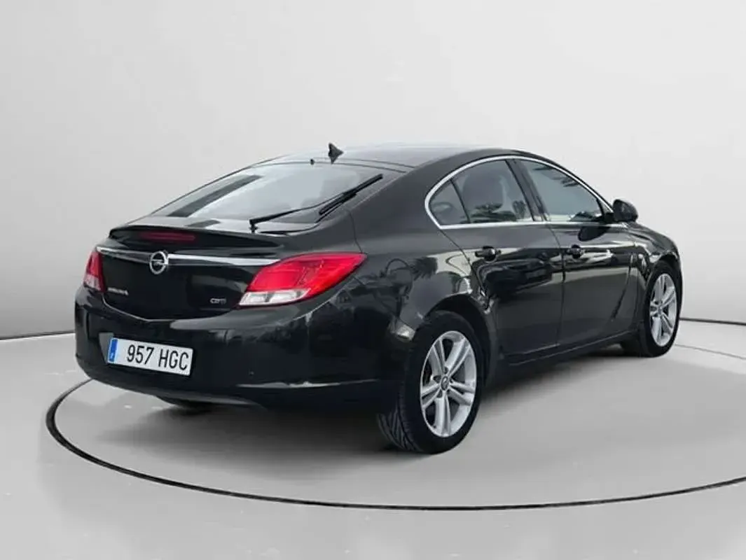 Usado Opel Insignia Sport 160 CV (117 kW) 2011 Negro Berlina