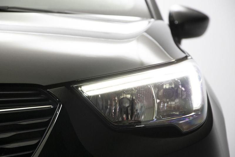 Usado Opel Crossland Selective 130 HP (95 kW) 2018 Preto SUV