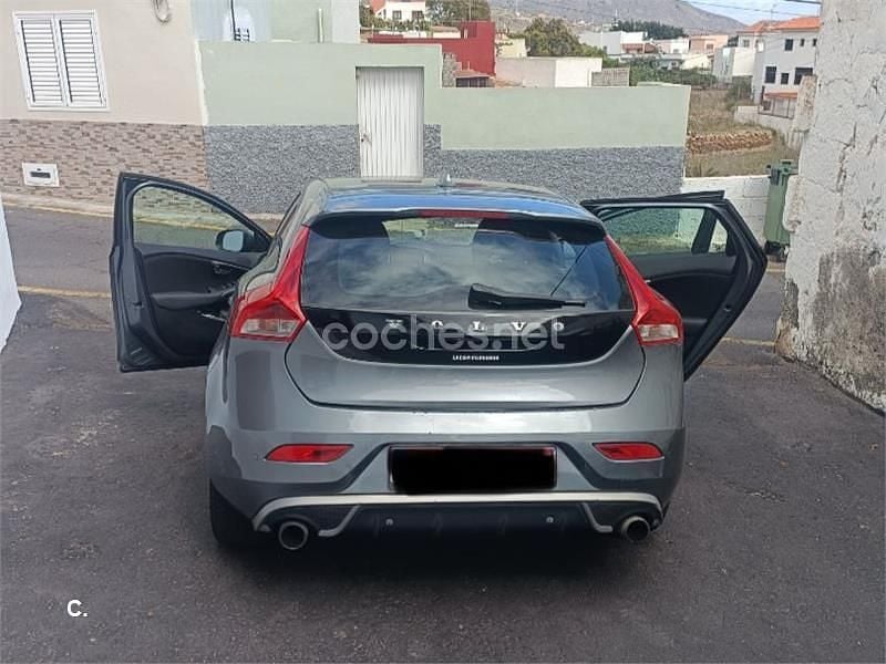 Gris / plata Usado 2015 Volvo V40 Momentum Berlina | 9400 € (Buen precio) - Imagen 1/4