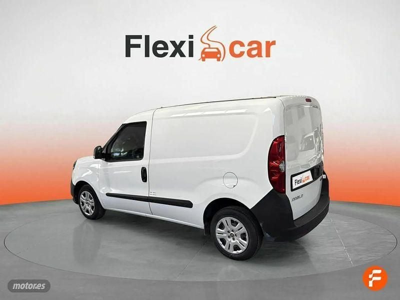 Usado Fiat Doblò Easy 105 CV (77 kW) 2023 Blanco Monovolumen