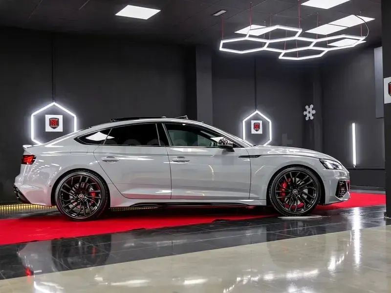Usado Audi RS5 Sportback Competition 450 CV (330 kW) 2023 Gris / plata Berlina