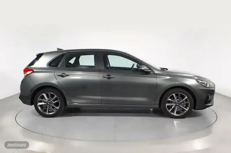 Usado Hyundai i30 110 CV (80 kW) 2022 Gris Berlina