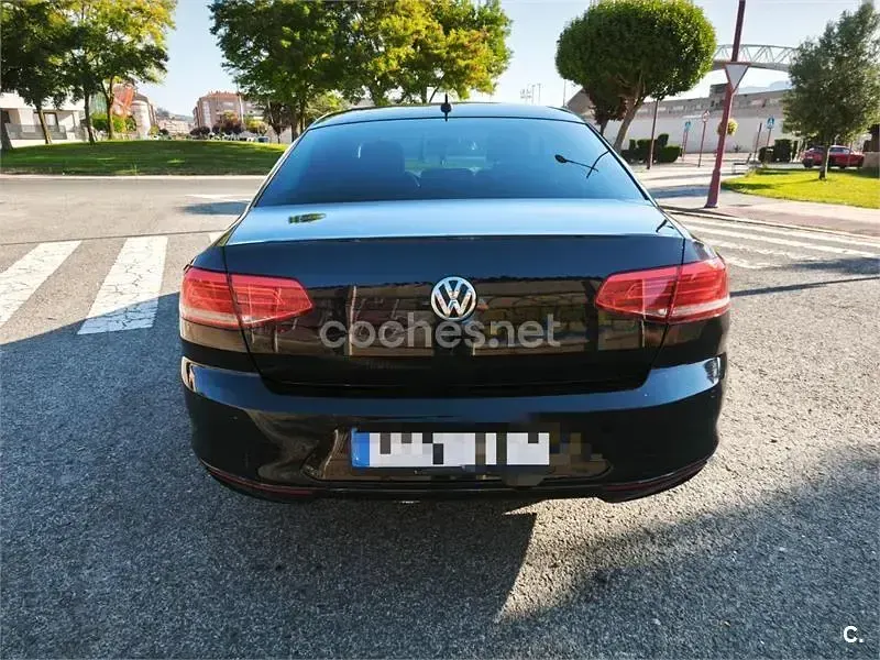 Usado VW Passat Advance 120 CV (88 kW) 2015 Negro Berlina