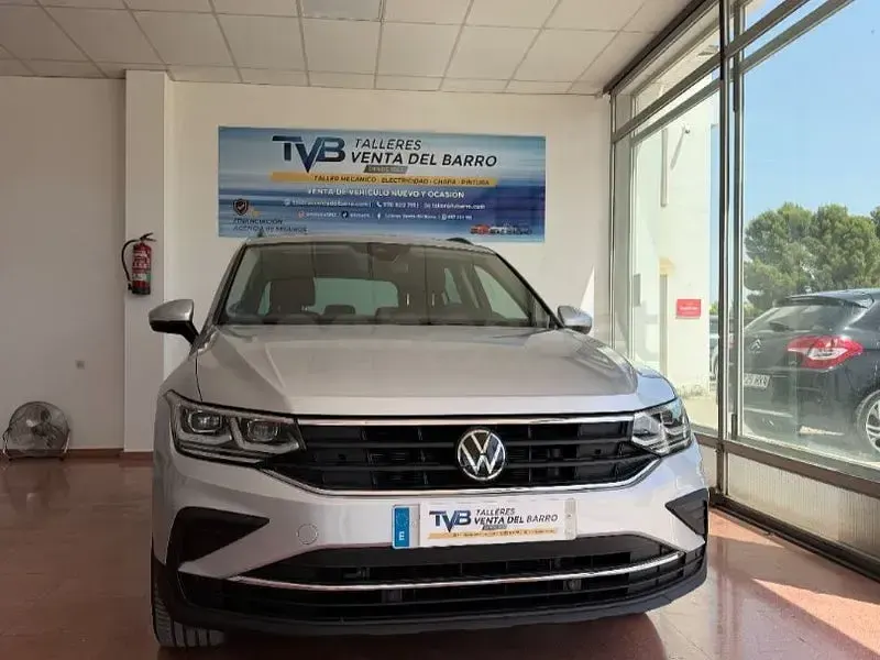 Usado VW Tiguan Life 245 CV (180 kW) 2022 Gris / plata SUV