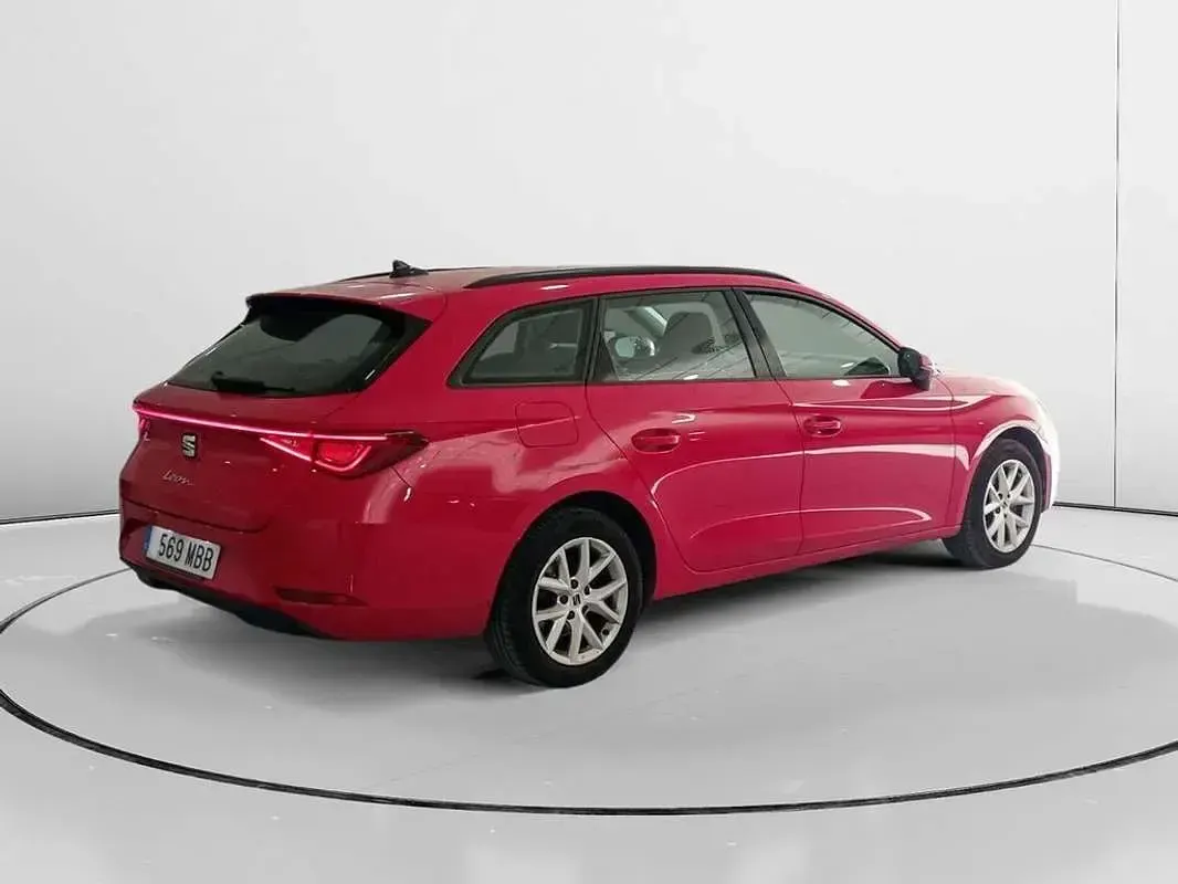 Usado Seat Leon ST Reference 116 CV (85 kW) 2022 Rojo Familiar