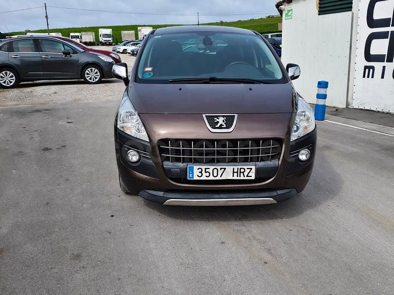Usado Peugeot 3008 Access 120 CV (88 kW) 2013 Marrón Familiar