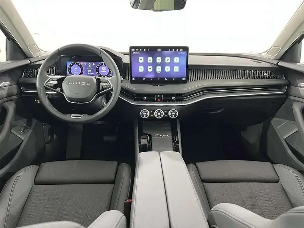 Usado Skoda Superb 150 CV (110 kW) 2026 Gris Berlina