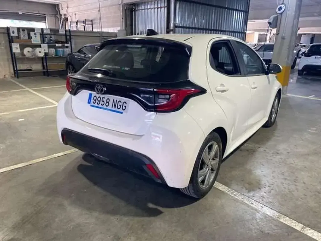 Usado Toyota Yaris Active 116 CV (85 kW) 2025 Blanco Utilitario