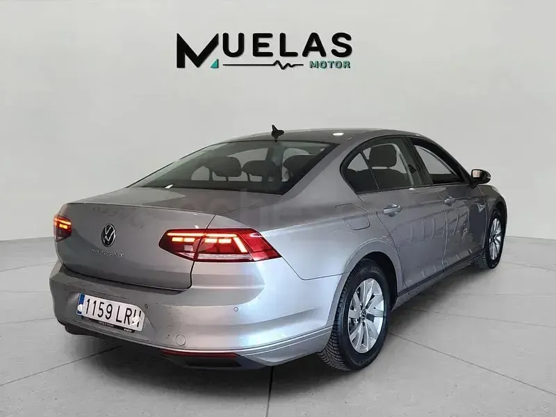 Usado VW Passat 122 CV (89 kW) 2021 Gris / plata Berlina