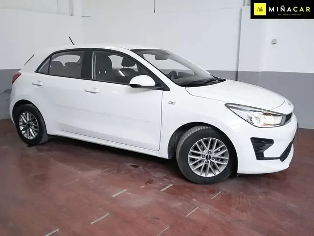Usado Kia Rio 84 CV (61 kW) 2023 Blanco Utilitario