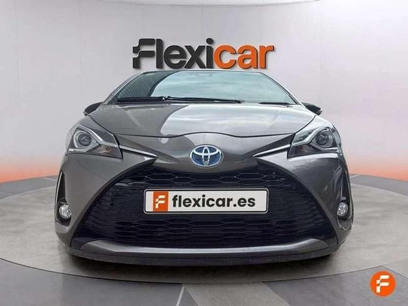 Usado Toyota Yaris Hybrid Active 100 CV (73 kW) 2018 Gris Utilitario