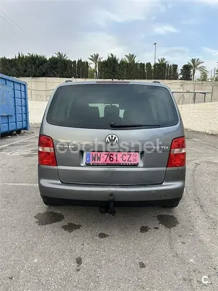 Usado VW Touran Conceptline 105 CV (77 kW) 2006 Gris / plata Monovolumen