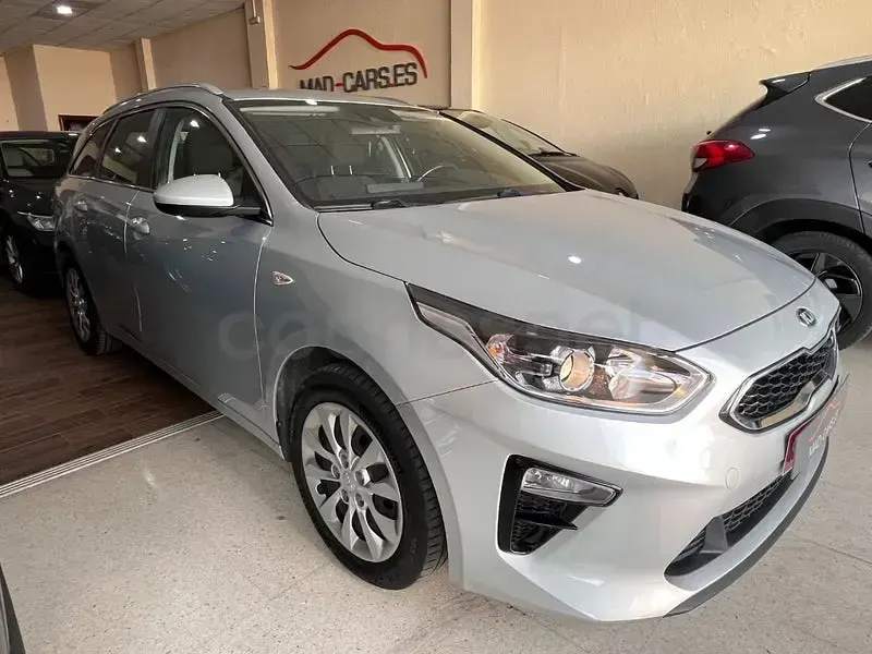 Usado Kia Ceed 136 CV (100 kW) 2020 Gris / plata Utilitario