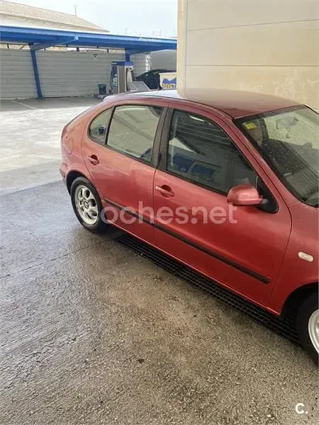 Usado Seat Leon Sport 110 CV (80 kW) 2000 Granate Utilitario