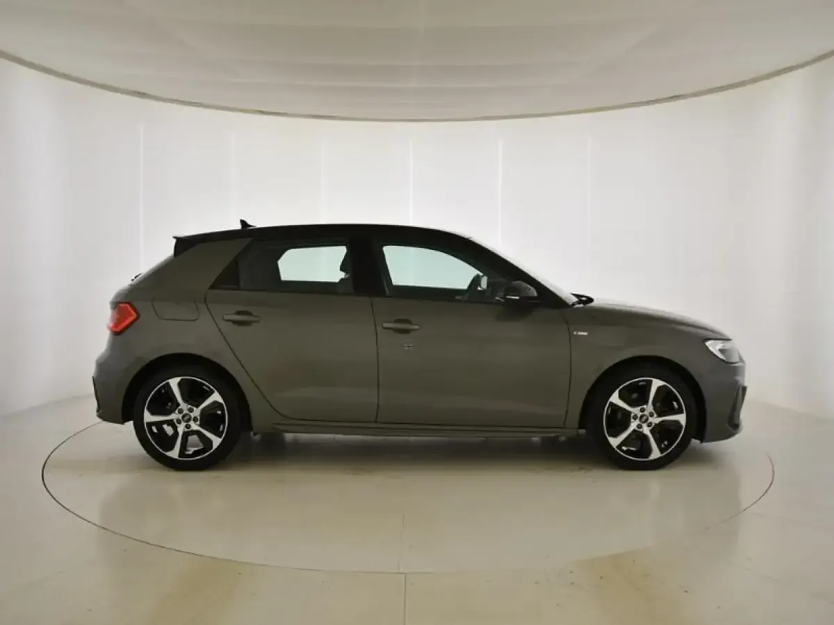 Usado Audi A1 Sportback 110 CV (80 kW) 2022 Gris/plata Utilitario