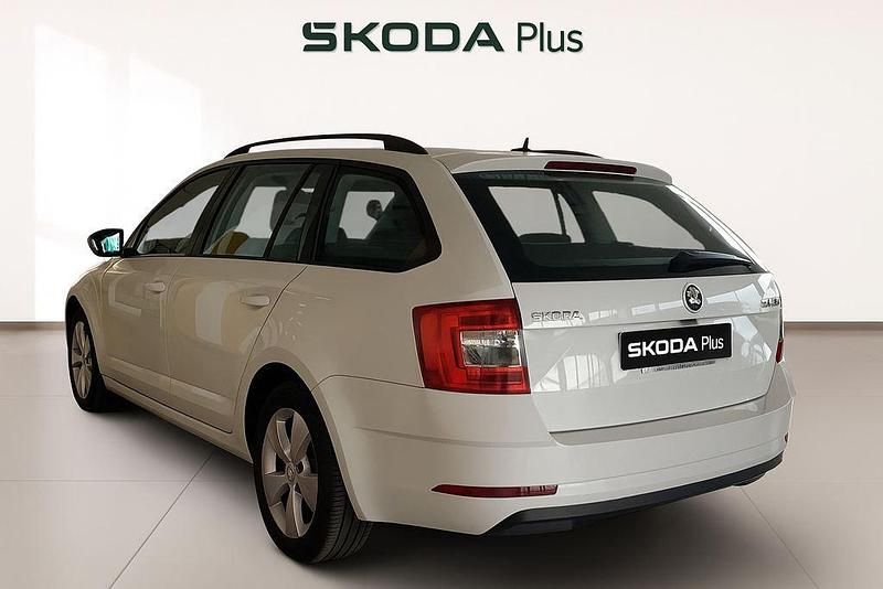 Usado Skoda Octavia Ambition 116 CV (85 kW) 2020 Blanco Familiar