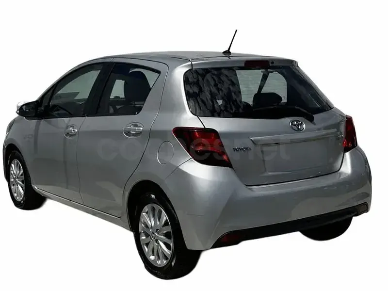 Usado Toyota Yaris Active 99 CV (72 kW) 2015 Gris / plata Utilitario