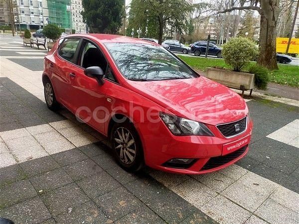 Usado Seat Ibiza Reference 75 CV (55 kW) 2016 Rojo Berlina