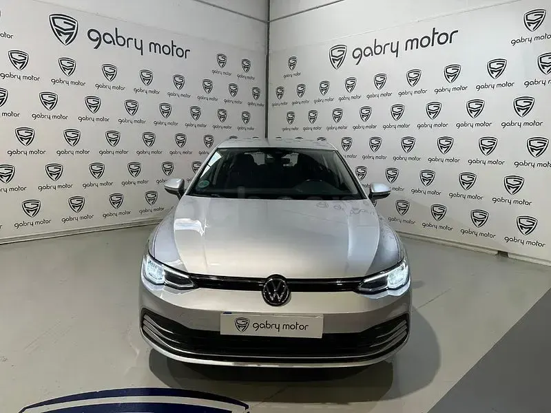 Usado VW Golf VIII Life 115 CV (84 kW) 2022 Gris / plata Berlina