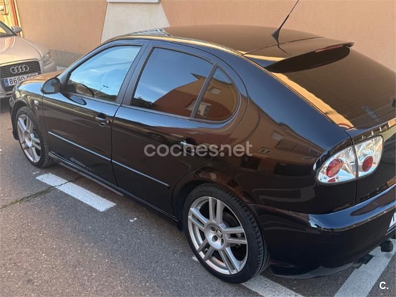 Usado Seat Leon Sport 150 CV (110 kW) 2003 Negro Berlina