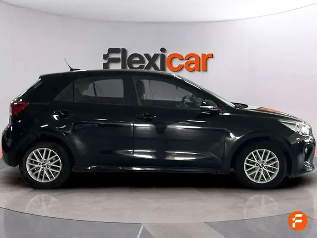 Usado Kia Rio 101 CV (74 kW) 2018 Negro Berlina