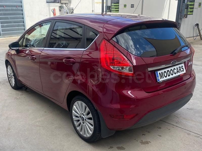 Usado Ford Fiesta Titanium 96 CV (70 kW) 2010 Granate Utilitario