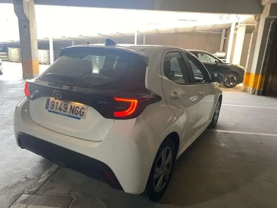 Usado Toyota Yaris Active 116 CV (85 kW) 2025 Blanco Utilitario