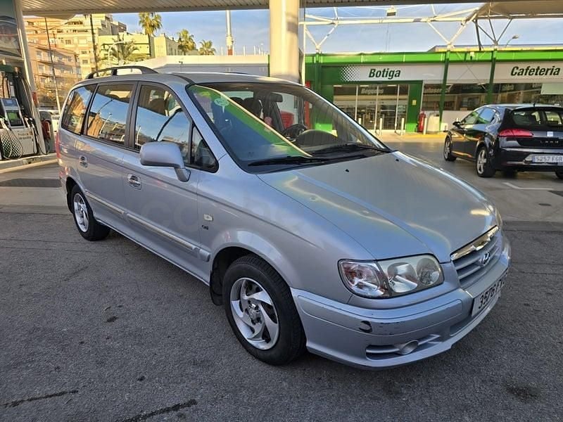 Usado Hyundai Trajet GLS 112 CV (82 kW) 2007 Gris / plata Monovolumen